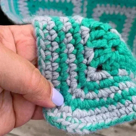 Quilt. Beautiful handmade vintage  crochet throw - Picture 3 of 3